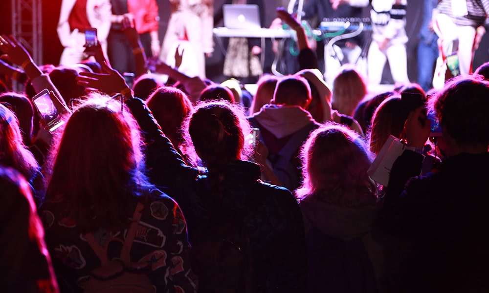 Liverpool organiza concierto para cinco mil personas sin mascarillas ni distanciamiento social