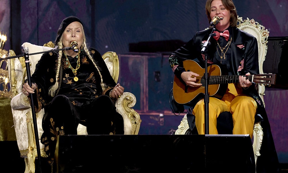 Joni Mitchell y Brandi Carlile ofrecen una actuación histórica en la 66ª edición de los premios Grammy, utilizando un sistema Sennheiser Digital 6000 y cápsulas de micrófono Neumann KK 205