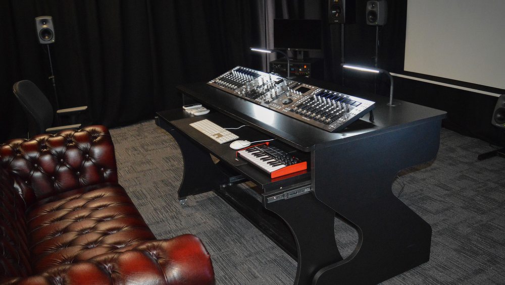 Inmersión de los estudiantes del Edinburgh College en su nuevo estudio Atmos con Audient ORIA