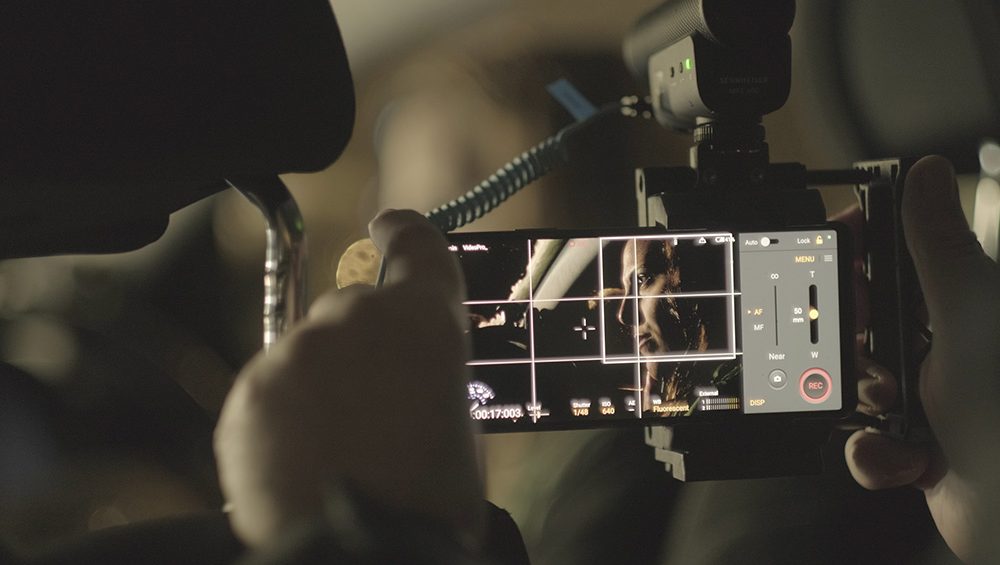 El micrófono Sennheiser MKE 400 hace que el audio de los teléfonos inteligentes sea cinematográfico para el galardonado cineasta Cassius Rayner