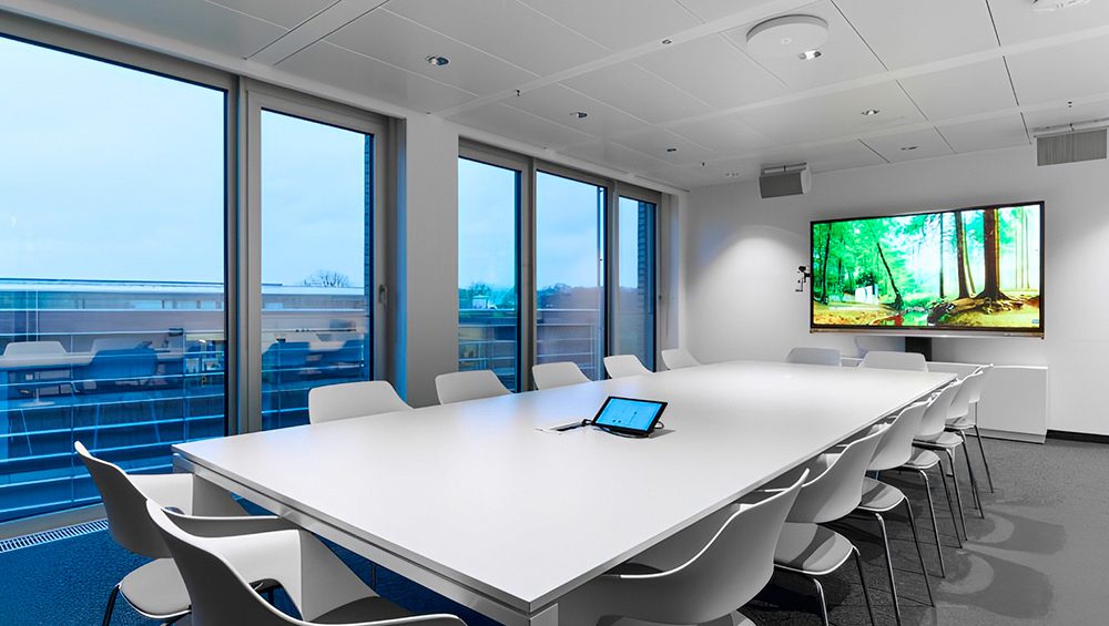 La Cámara de Industria y Comercio de Hannover se convierte en una de las primeras en instalar los micrófonos TeamConnect Ceiling Medium de Sennheiser.