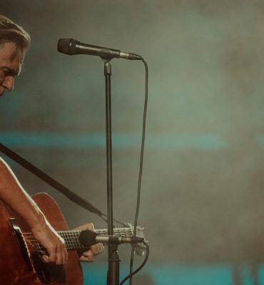 Los micrófonos Neumann sientan las bases para el concierto Bare Bones de Bryan Adams en Pompeya, mezclado por Stefan Holtz.