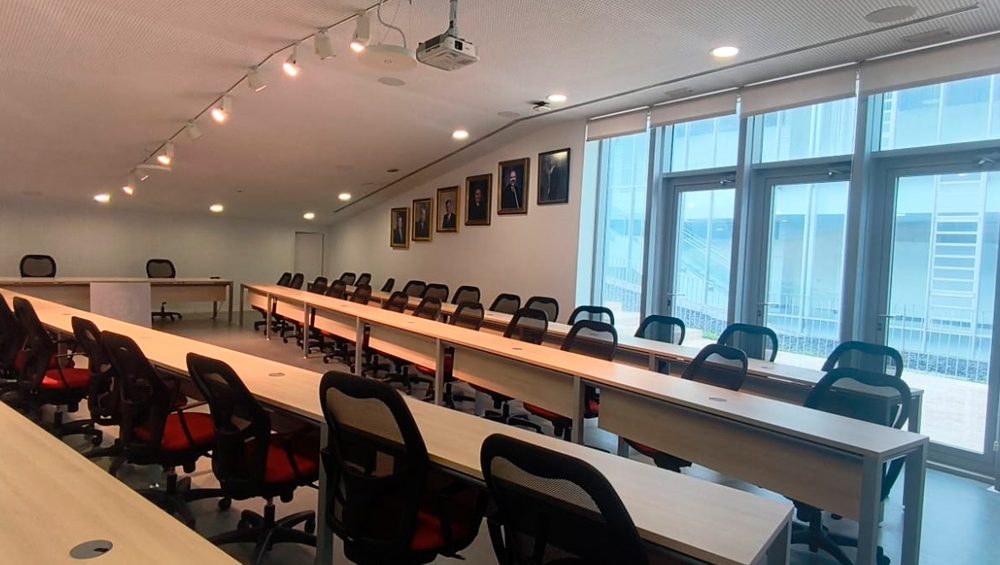 La Universidad de Huelva moderniza la sala de juntas de la Escuela Técnica Superior de Ingeniería con tecnología de audio profesional de última generación