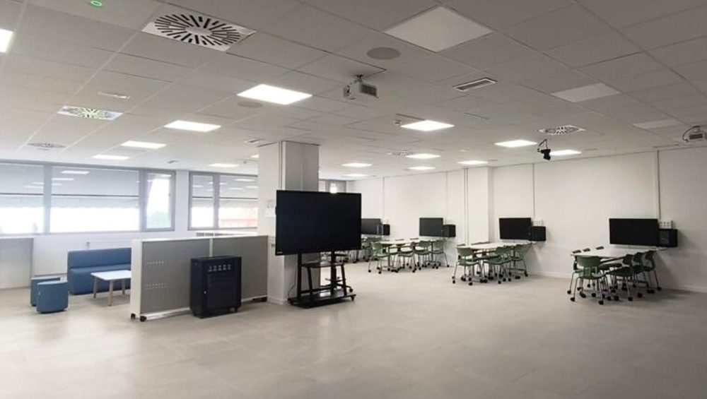 La Facultad de Ciencias Económicas y Empresariales de la Universidad de Granada, inaugura su nueva “Hiperaula” con tecnología de audio profesional de última generación