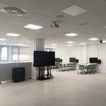 La Facultad de Ciencias Económicas y Empresariales de la Universidad de Granada, inaugura su nueva “Hiperaula” con tecnología de audio profesional de última generación