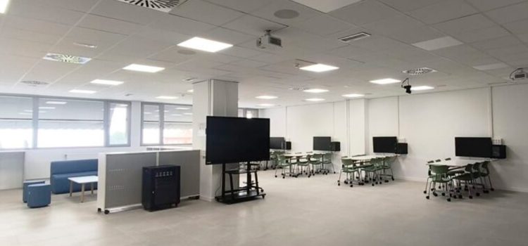 La Facultad de Ciencias Económicas y Empresariales de la Universidad de Granada, inaugura su nueva “Hiperaula” con tecnología de audio profesional de última generación
