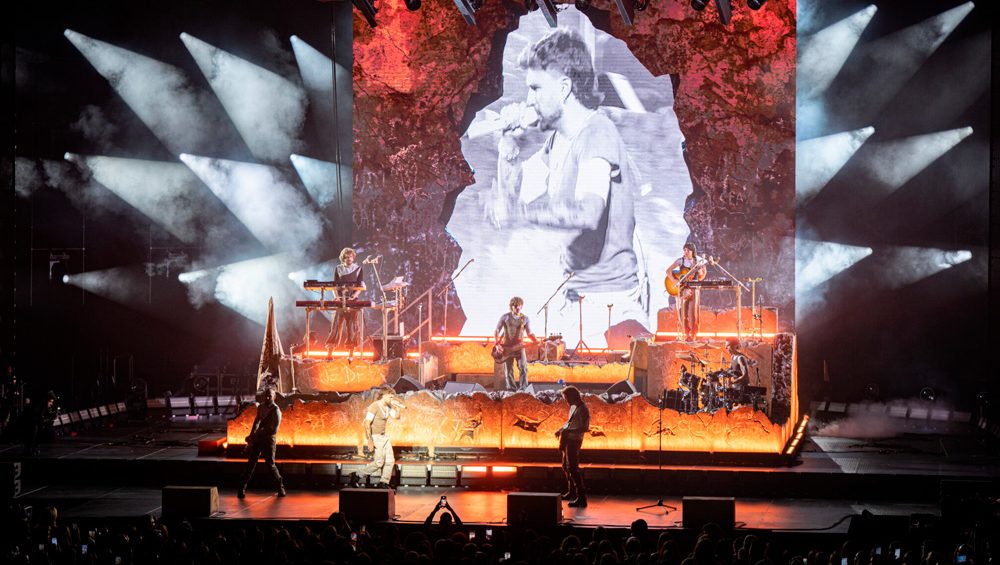 Dani Fernández eleva su directo con un diseño de iluminación de Isaac Bargiela y producción técnica de Fluge Audiovisuales