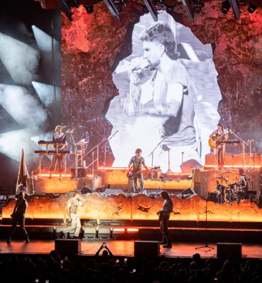 Dani Fernández eleva su directo con un diseño de iluminación de Isaac Bargiela y producción técnica de Fluge Audiovisuales