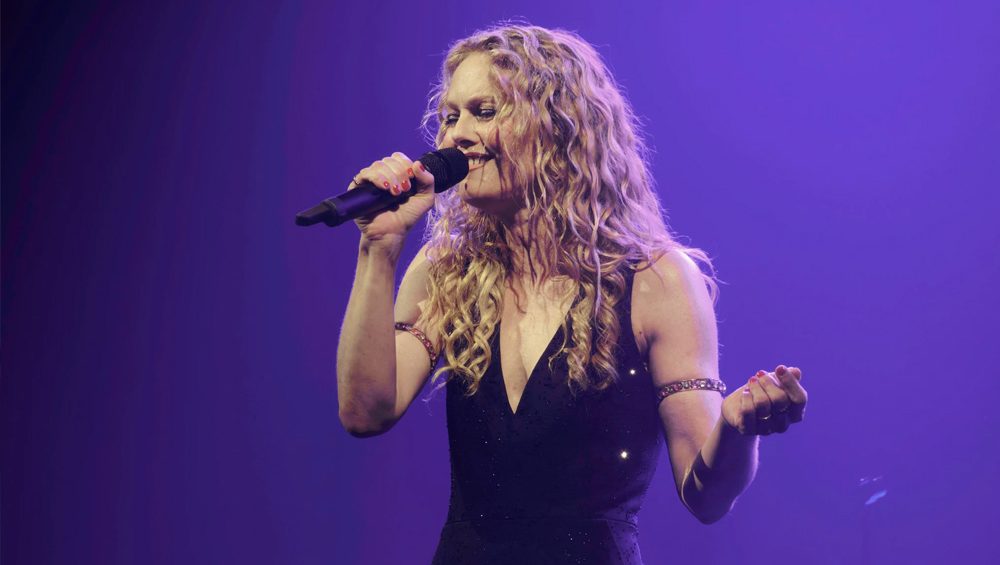 Vanessa Paradis y su equipo ponen a prueba el sistema portátil Spectera.